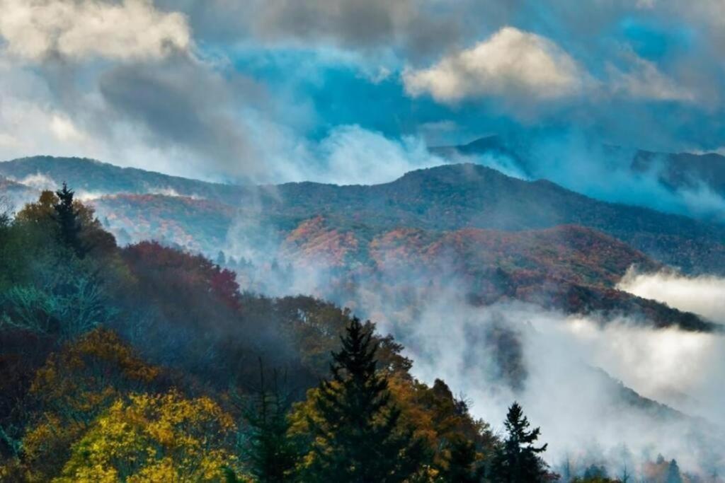 Whiskey Ridge Lodge, A Restored 1940S Gem, 2 Mins From Downtown, Breathtaking City Views, Custom Game Room, And Spacious Elegance Gatlinburg Zewnętrze zdjęcie