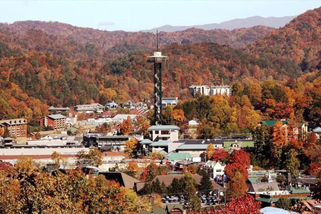 Whiskey Ridge Lodge, A Restored 1940S Gem, 2 Mins From Downtown, Breathtaking City Views, Custom Game Room, And Spacious Elegance Gatlinburg Zewnętrze zdjęcie