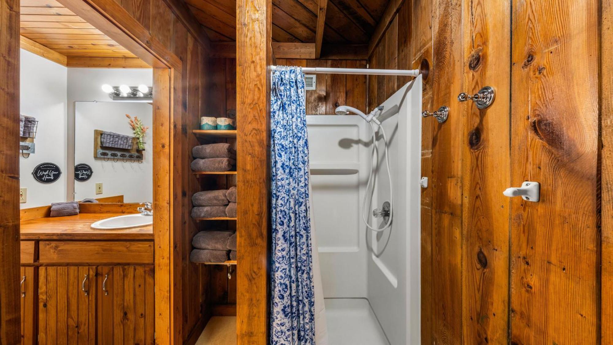 Whiskey Ridge Lodge, A Restored 1940S Gem, 2 Mins From Downtown, Breathtaking City Views, Custom Game Room, And Spacious Elegance Gatlinburg Zewnętrze zdjęcie