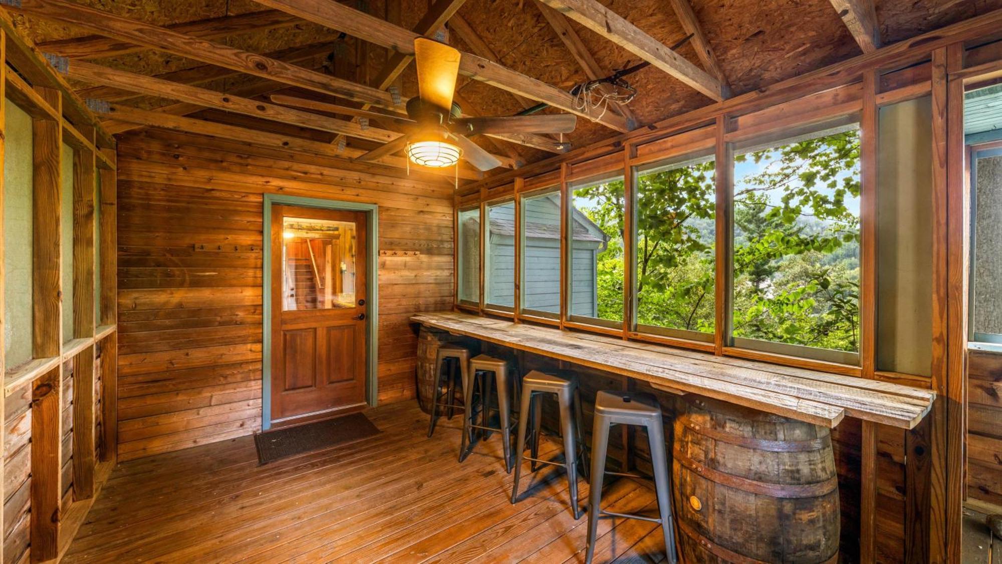 Whiskey Ridge Lodge, A Restored 1940S Gem, 2 Mins From Downtown, Breathtaking City Views, Custom Game Room, And Spacious Elegance Gatlinburg Zewnętrze zdjęcie