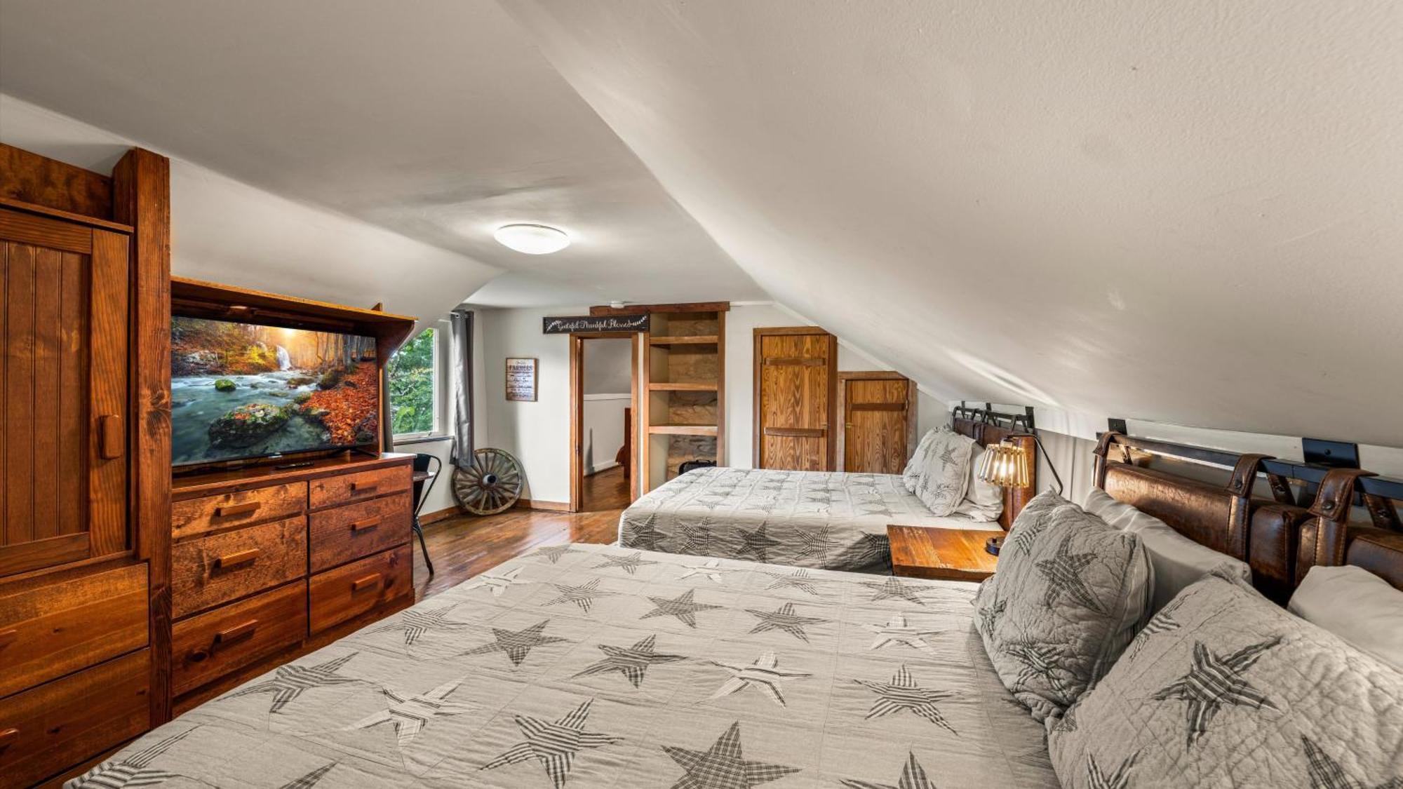 Whiskey Ridge Lodge, A Restored 1940S Gem, 2 Mins From Downtown, Breathtaking City Views, Custom Game Room, And Spacious Elegance Gatlinburg Zewnętrze zdjęcie