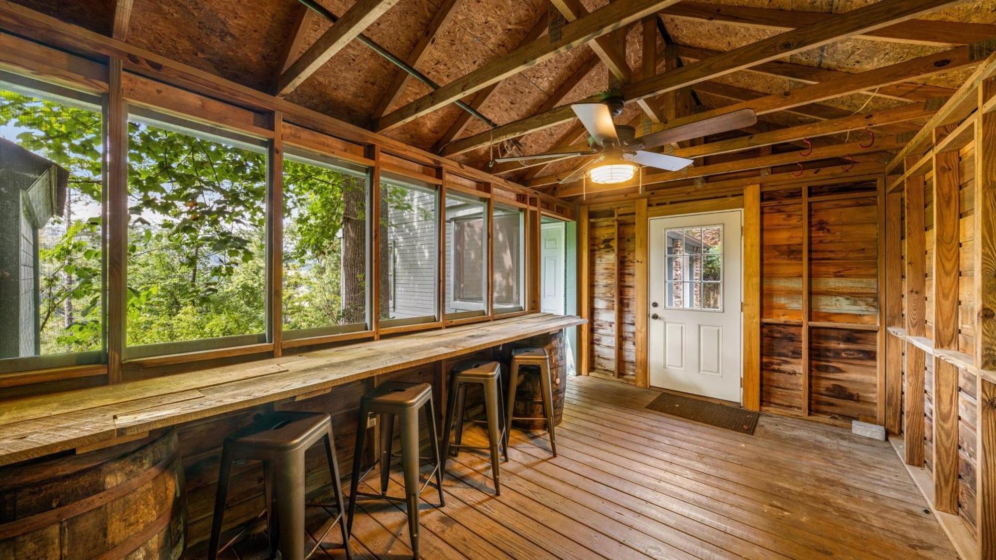 Whiskey Ridge Lodge, A Restored 1940S Gem, 2 Mins From Downtown, Breathtaking City Views, Custom Game Room, And Spacious Elegance Gatlinburg Zewnętrze zdjęcie