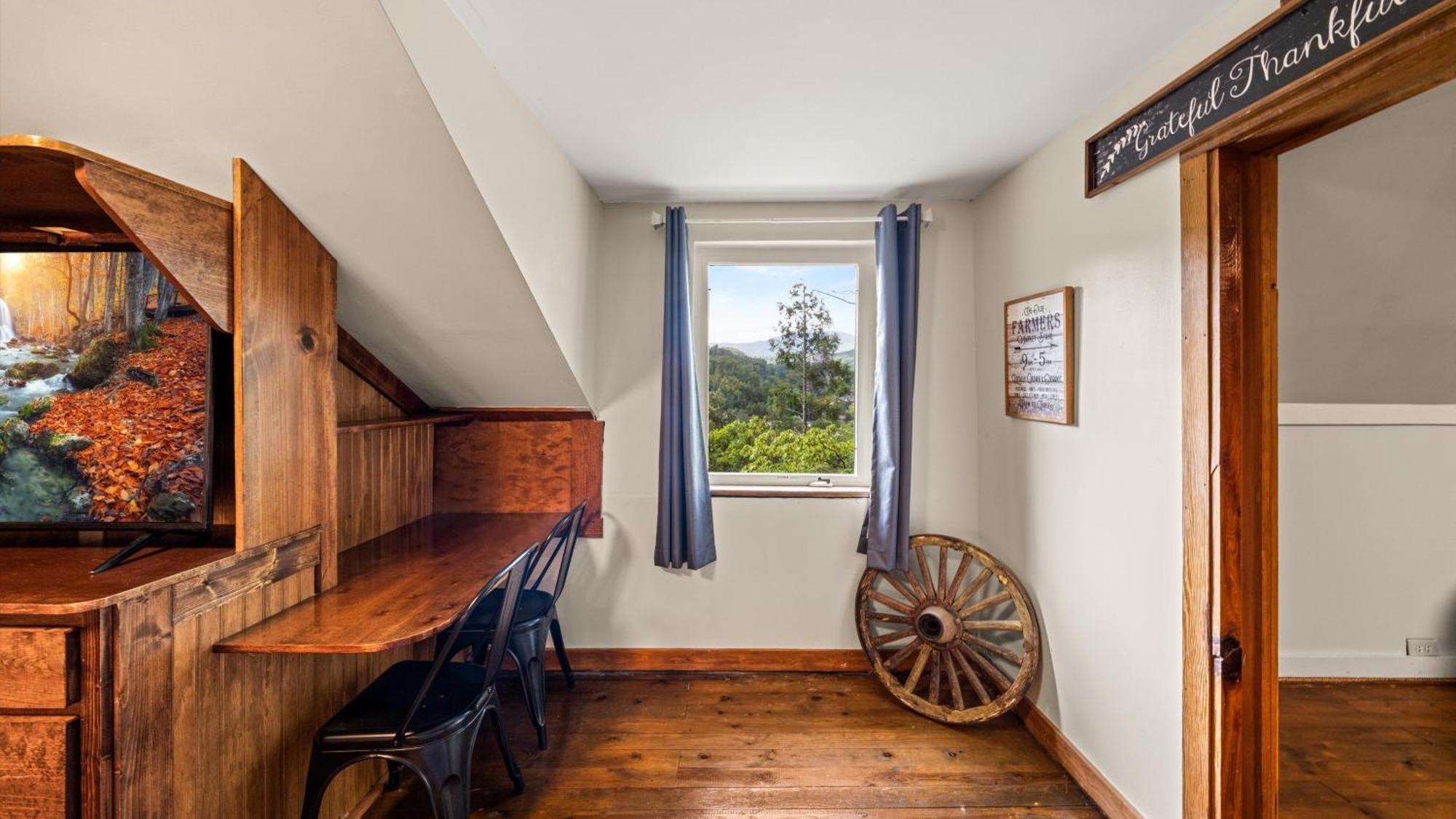 Whiskey Ridge Lodge, A Restored 1940S Gem, 2 Mins From Downtown, Breathtaking City Views, Custom Game Room, And Spacious Elegance Gatlinburg Zewnętrze zdjęcie