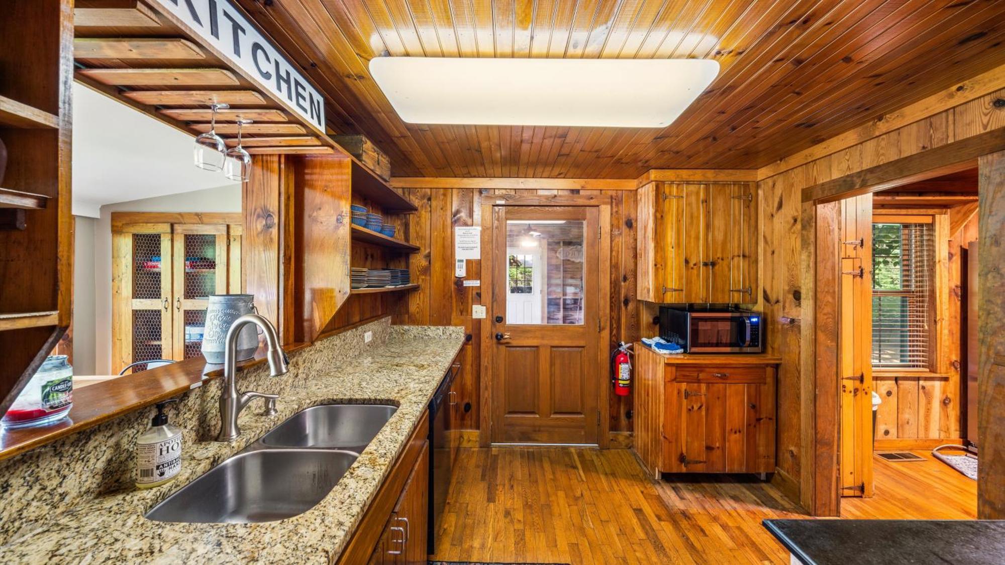 Whiskey Ridge Lodge, A Restored 1940S Gem, 2 Mins From Downtown, Breathtaking City Views, Custom Game Room, And Spacious Elegance Gatlinburg Zewnętrze zdjęcie
