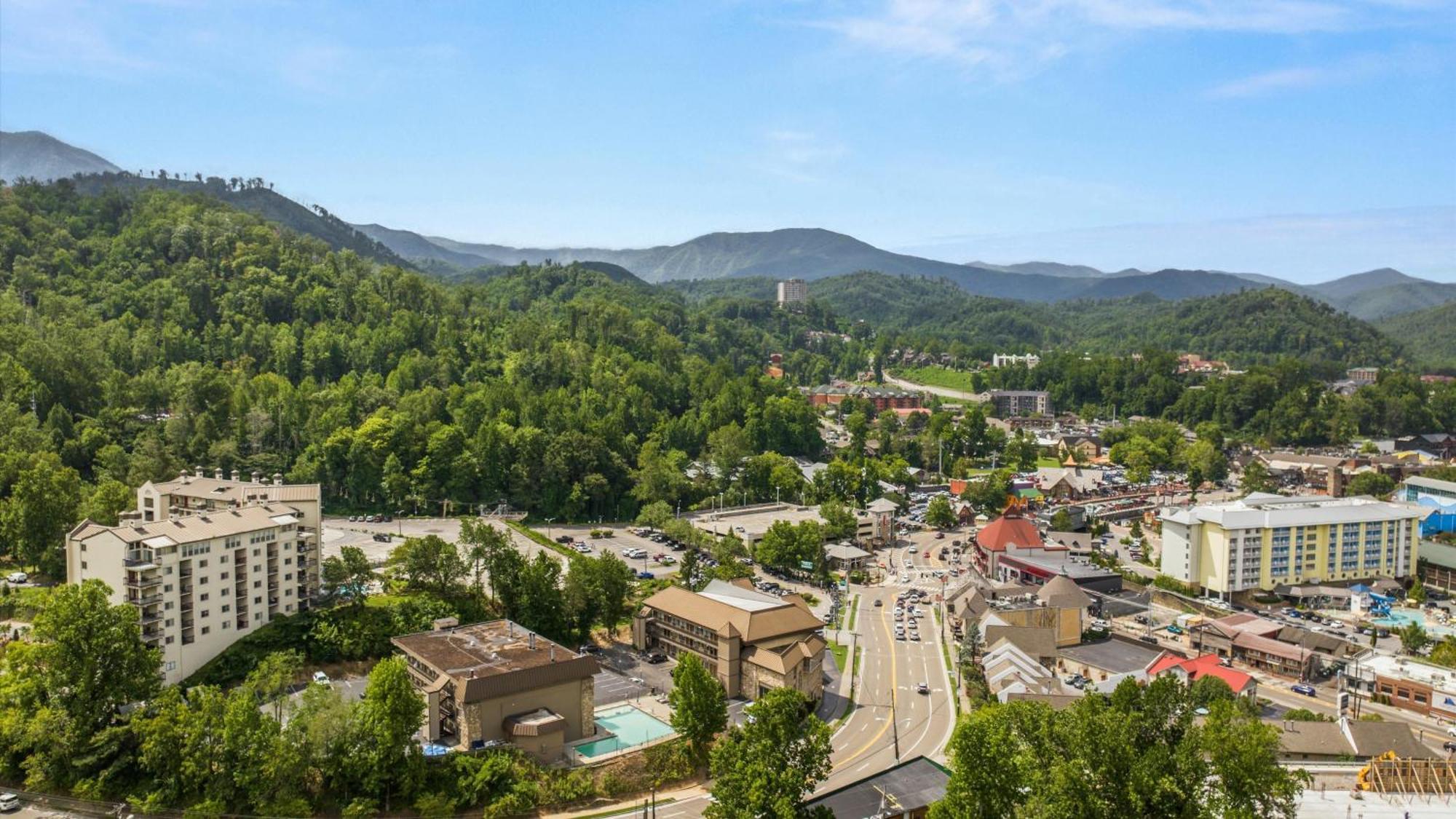 Whiskey Ridge Lodge, A Restored 1940S Gem, 2 Mins From Downtown, Breathtaking City Views, Custom Game Room, And Spacious Elegance Gatlinburg Zewnętrze zdjęcie