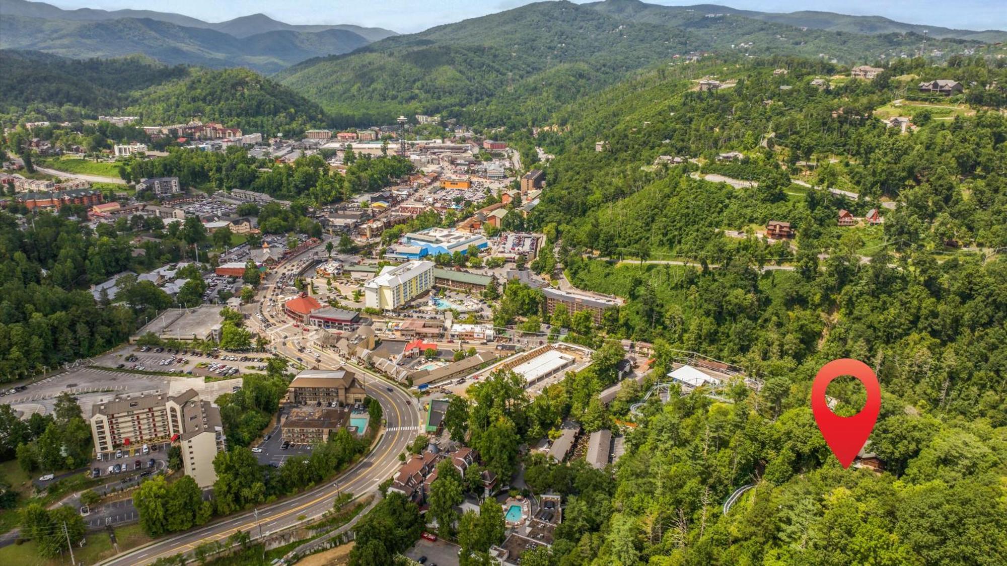 Whiskey Ridge Lodge, A Restored 1940S Gem, 2 Mins From Downtown, Breathtaking City Views, Custom Game Room, And Spacious Elegance Gatlinburg Zewnętrze zdjęcie