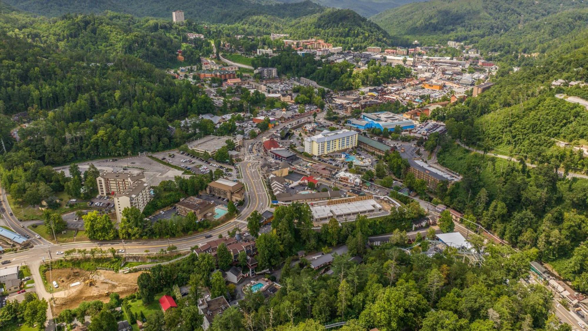 Whiskey Ridge Lodge, A Restored 1940S Gem, 2 Mins From Downtown, Breathtaking City Views, Custom Game Room, And Spacious Elegance Gatlinburg Zewnętrze zdjęcie