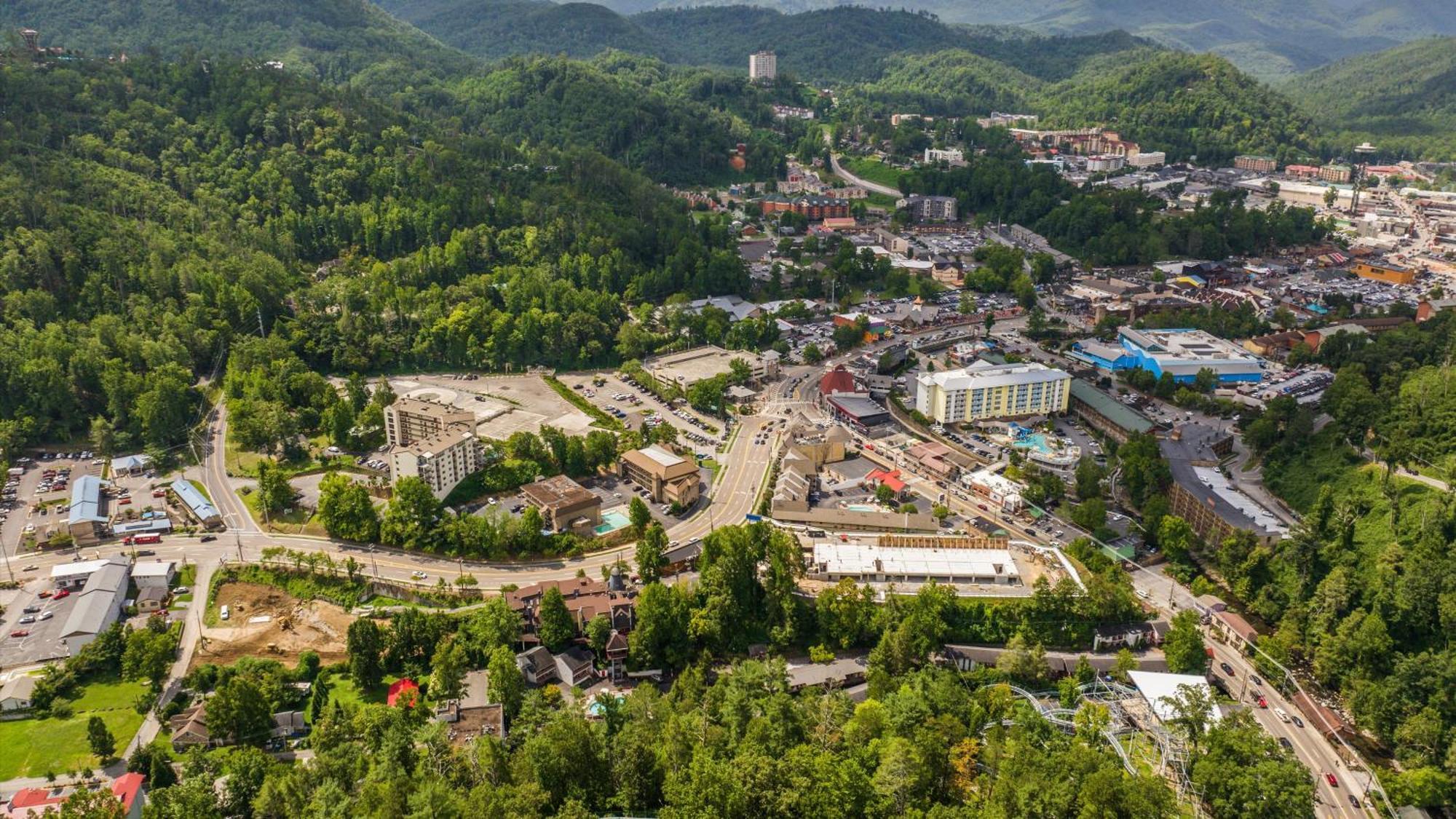 Whiskey Ridge Lodge, A Restored 1940S Gem, 2 Mins From Downtown, Breathtaking City Views, Custom Game Room, And Spacious Elegance Gatlinburg Zewnętrze zdjęcie